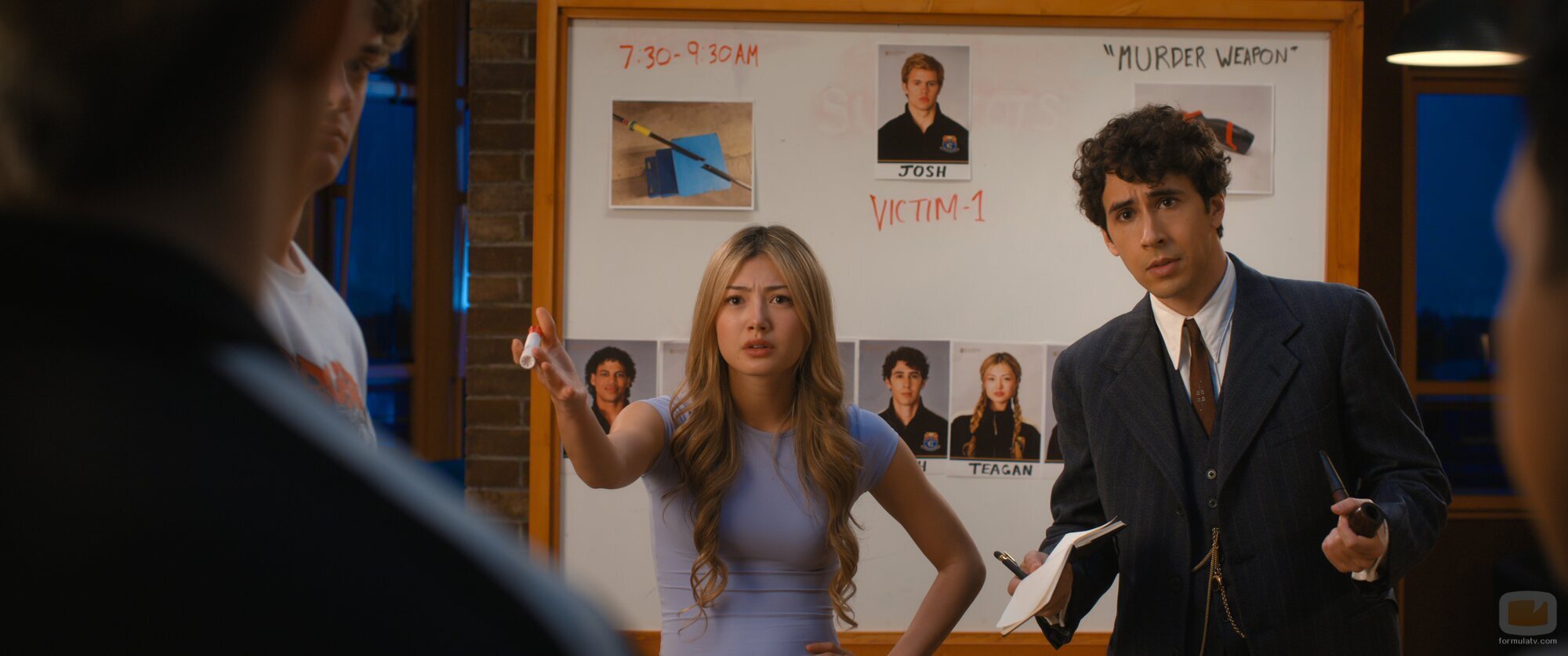 Riley Davis y Miku Martineau en el 1x06 de 'Crew Girl'