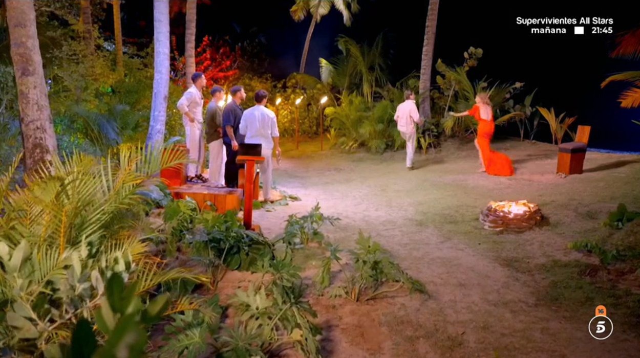 Nacho de Borbón intenta huir hacia la playa en 'La isla de las tentaciones 11'