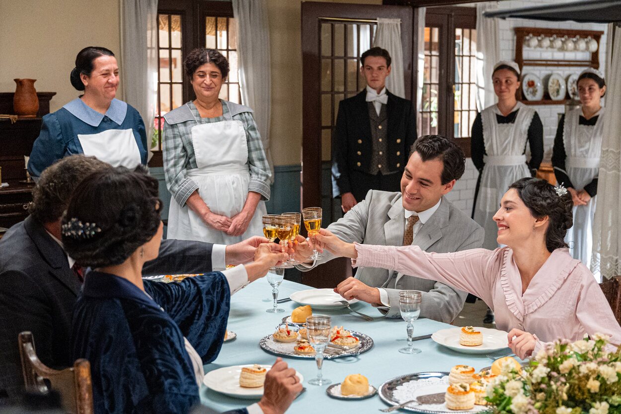 Curro y Ángela brindan Leocadia y Alonso en una escena de 'La promesa'