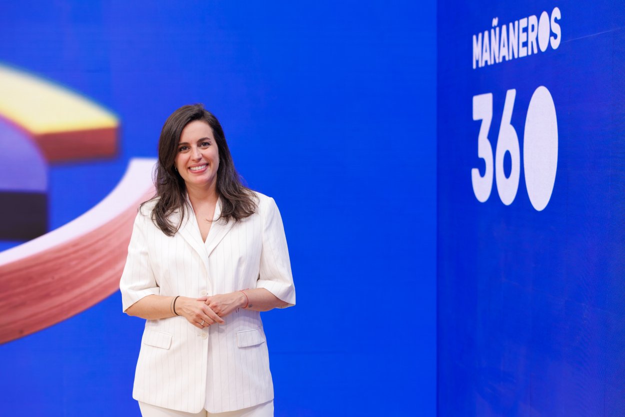 Aida Bao, presentadora de 'Cosas Nuestras' junto a Aitor Albizua