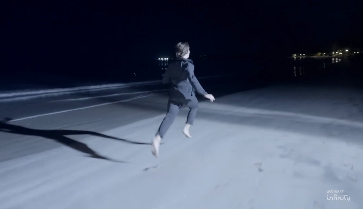 Nacho de Borbón corriendo por la playa en 'La isla de las tentaciones 11'