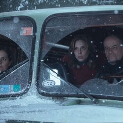 Andrea Pietra y Carla Peterson en 1x05 'Paisaje' de 'El Eternauta'