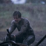 Escena de Mike Faist en la temporada 1 y el capítulo 01 de 'Al este del Edén'