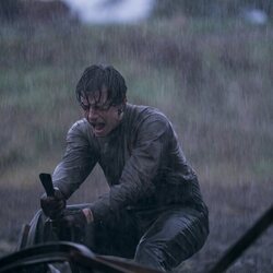 Escena de Mike Faist en la temporada 1 y el capítulo 01 de 'Al este del Edén'