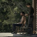Mike Faist y Christopher Abbott en el 1x01 de 'East of Eden'