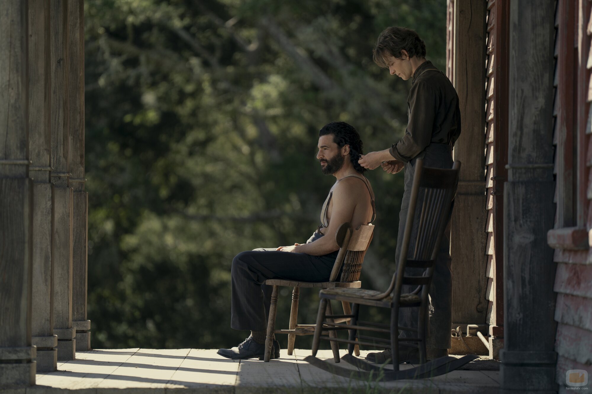 Mike Faist y Christopher Abbott en el 1x01 de 'East of Eden'