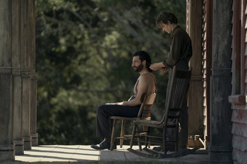 Mike Faist y Christopher Abbott en el 1x01 de 'East of Eden'
