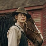Instantánea de Mike Faist en 'Hermanos' de 'Al este del Edén'