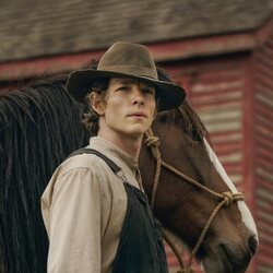 Instantánea de Mike Faist en 'Hermanos' de 'Al este del Edén'