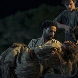 Christopher Abbott y Mike Faist en la temporada 1 y el capítulo 01 de 'Al este del Edén'