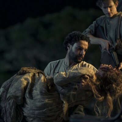 Christopher Abbott y Mike Faist en la temporada 1 y el capítulo 01 de 'Al este del Edén'