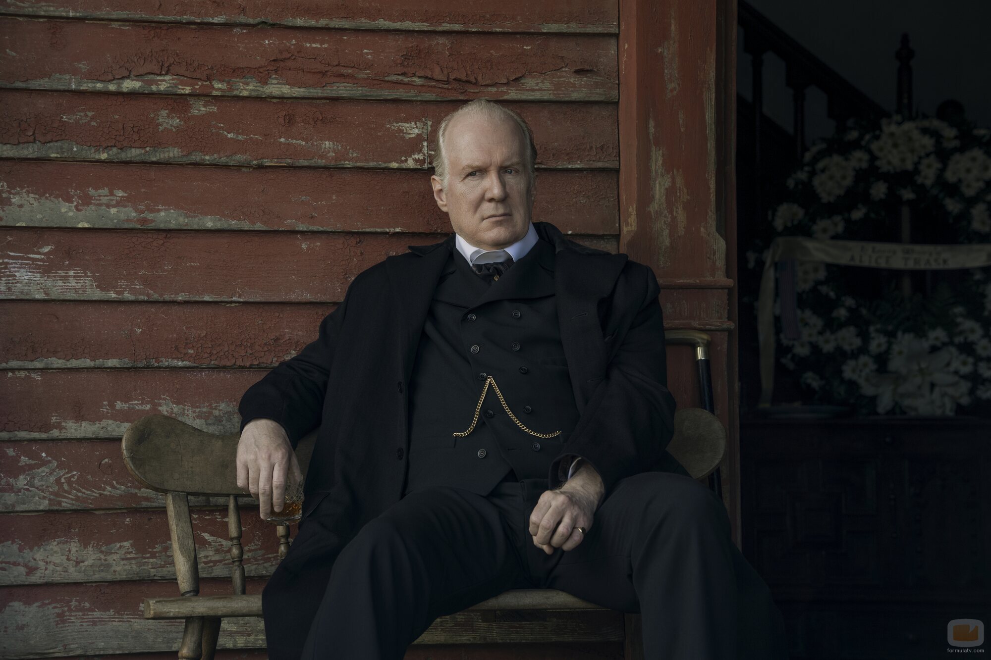Tracy Letts en el 1x01 de 'Al este del Edén'
