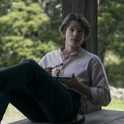 Mike Faist en el 1x01 de 'Al este del Edén'