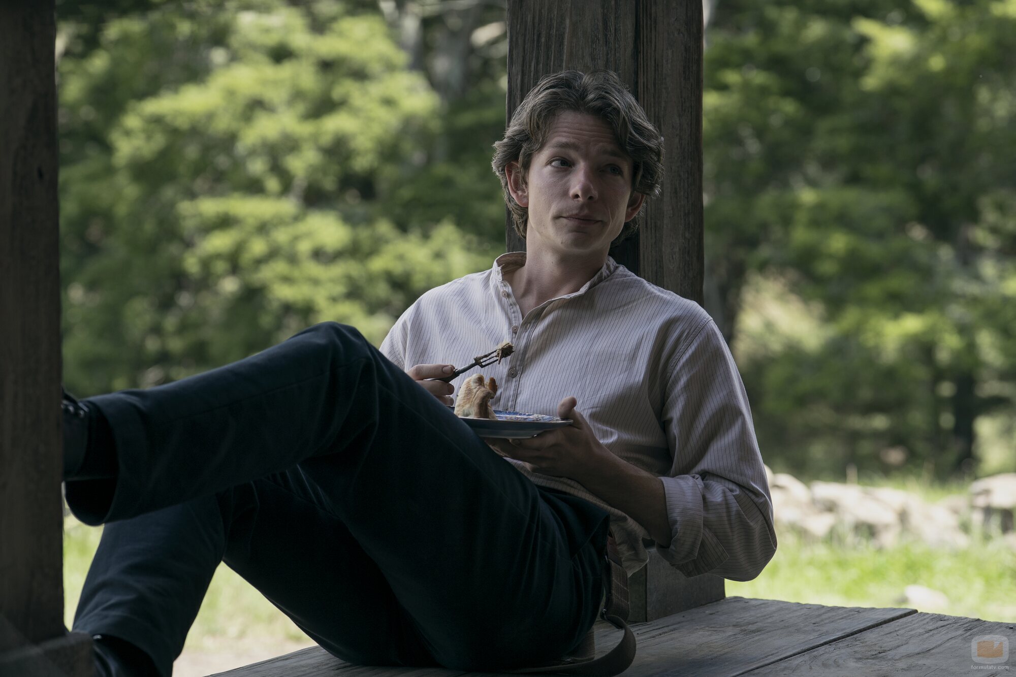 Mike Faist en el 1x01 de 'Al este del Edén'