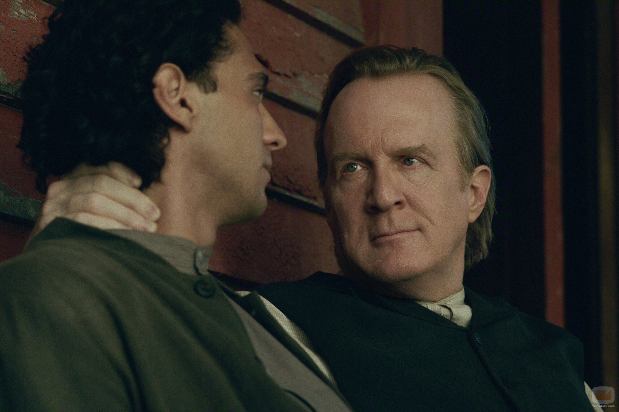 Tracy Letts en 1x01 titulado 'Hermanos' de 'Al este del Edén'