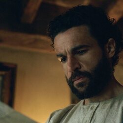 Momento de Christopher Abbott en la temporada 1 y el capítulo 01 de 'Al este del Edén'
