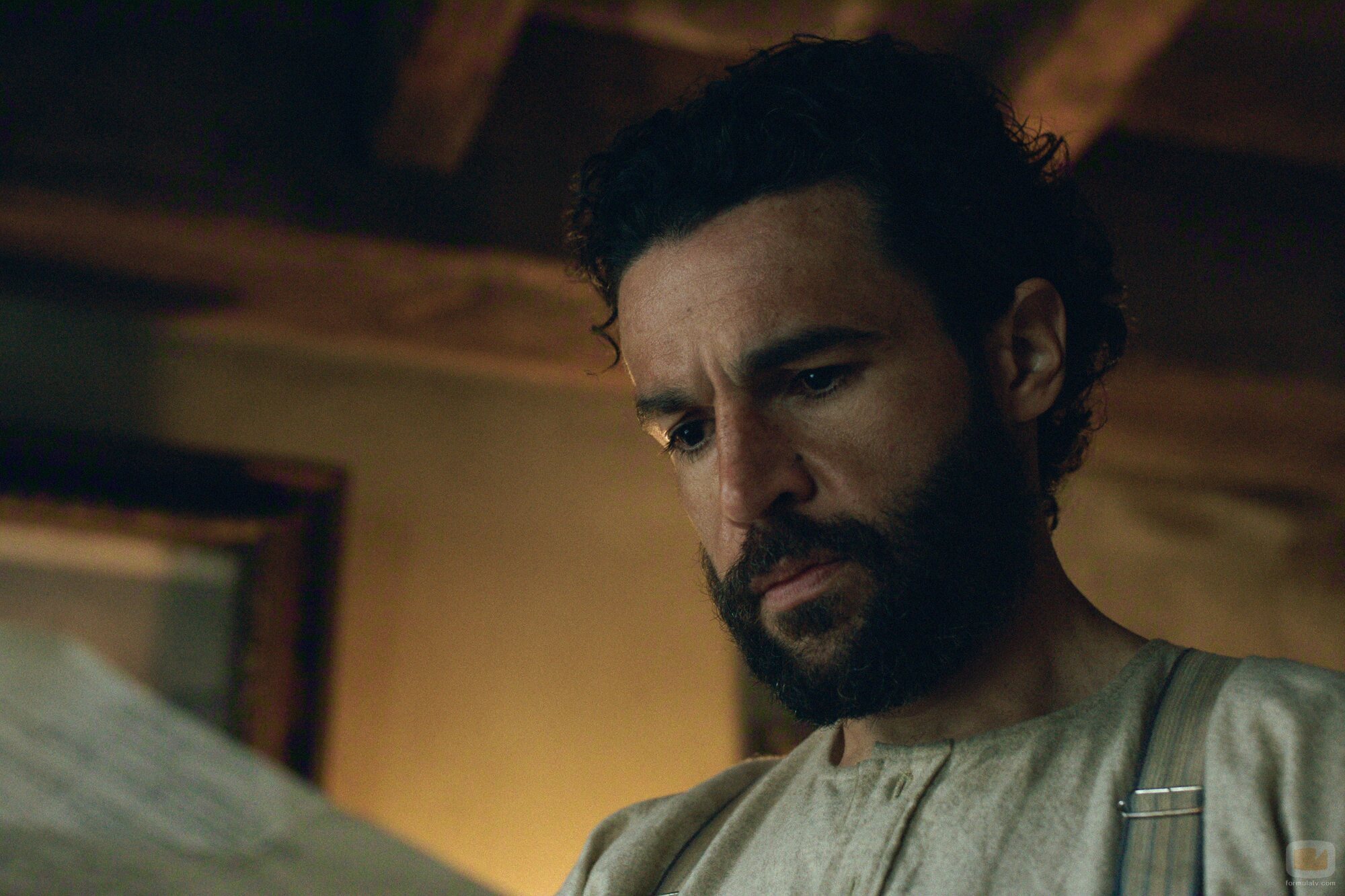 Momento de Christopher Abbott en la temporada 1 y el capítulo 01 de 'Al este del Edén'