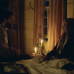 Florence Pugh y Christopher Abbott en el 1x02 de 'Al este del Edén'
