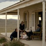 Ciarán Hinds y Christopher Abbott en 'En el valle' de 'East of Eden'