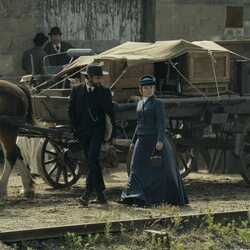 Christopher Abbott y Florence Pugh en 1x03 'En el valle' de 'Al este del Edén'