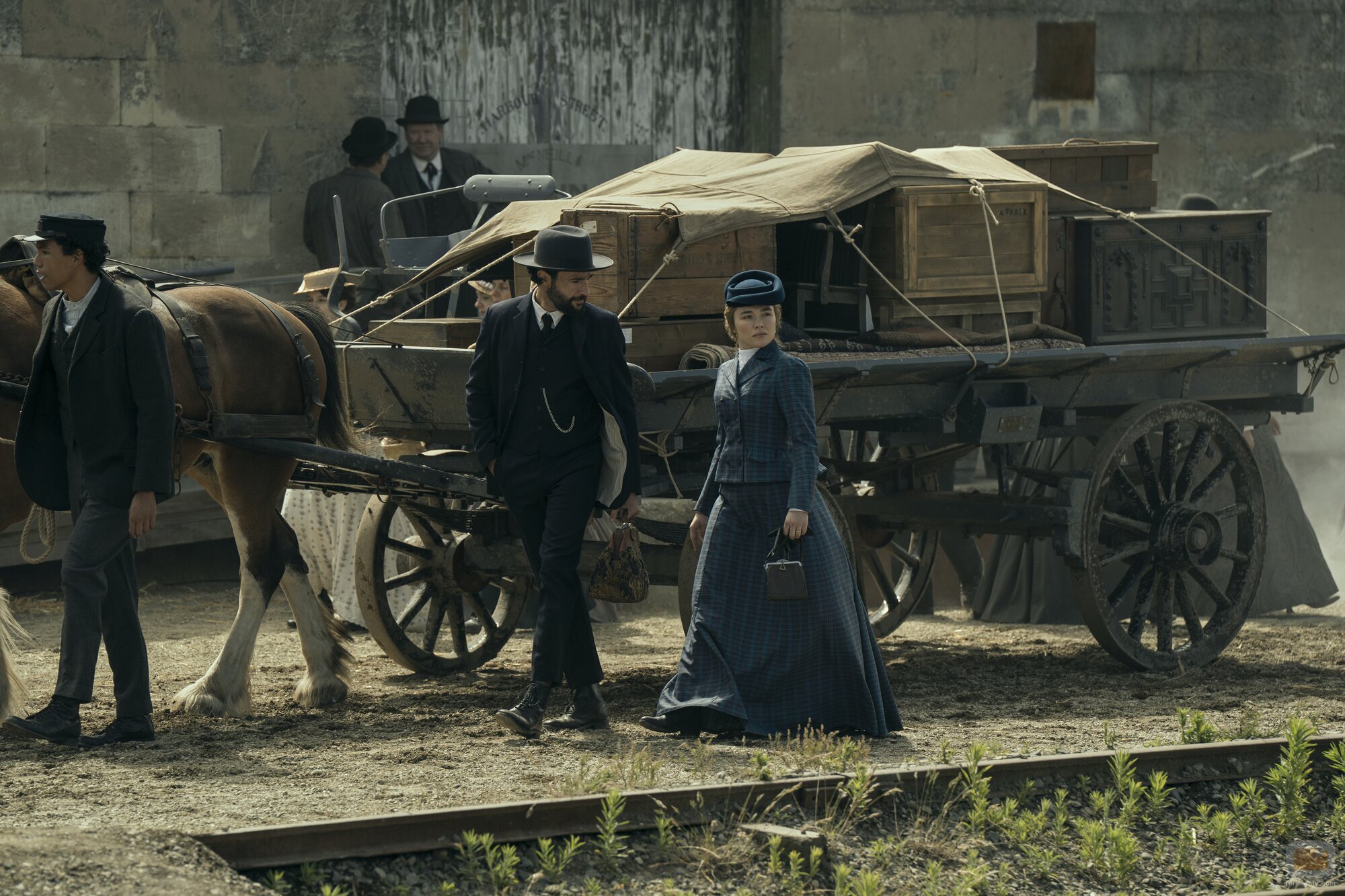 Christopher Abbott y Florence Pugh en 1x03 'En el valle' de 'Al este del Edén'