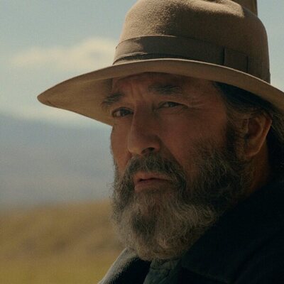Ciarán Hinds en 1x03 titulado 'En el valle' de 'Al este del Edén'