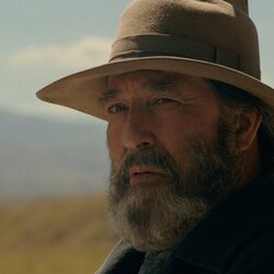 Ciarán Hinds en 1x03 titulado 'En el valle' de 'Al este del Edén'