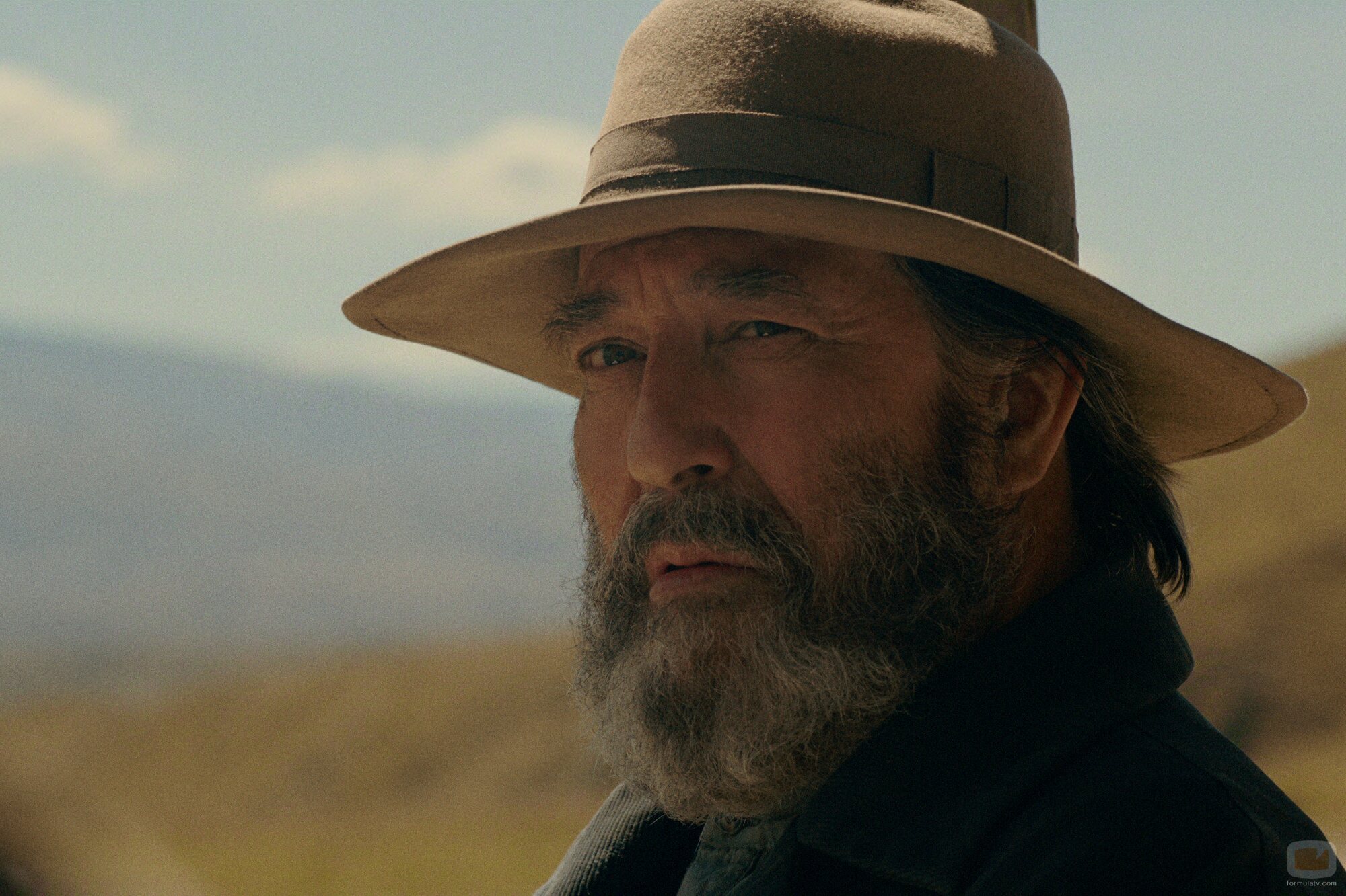 Ciarán Hinds en 1x03 titulado 'En el valle' de 'Al este del Edén'