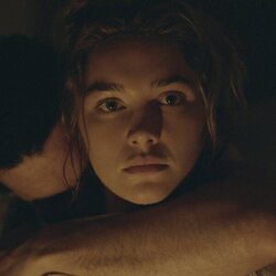 Florence Pugh en 1x03 titulado 'En el valle' de 'Al este del Edén'