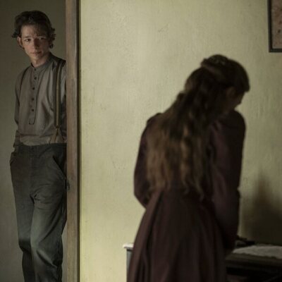 Mike Faist en Capítulo 3 titulado 'En el valle' de 'Al este del Edén'