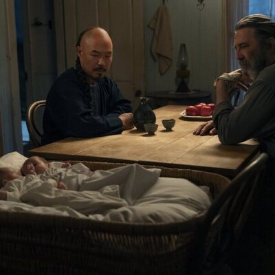 Ciarán Hinds y Hoon Lee en 'En el valle' de 'Al este del Edén'