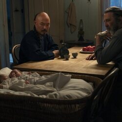 Ciarán Hinds y Hoon Lee en 'En el valle' de 'Al este del Edén'