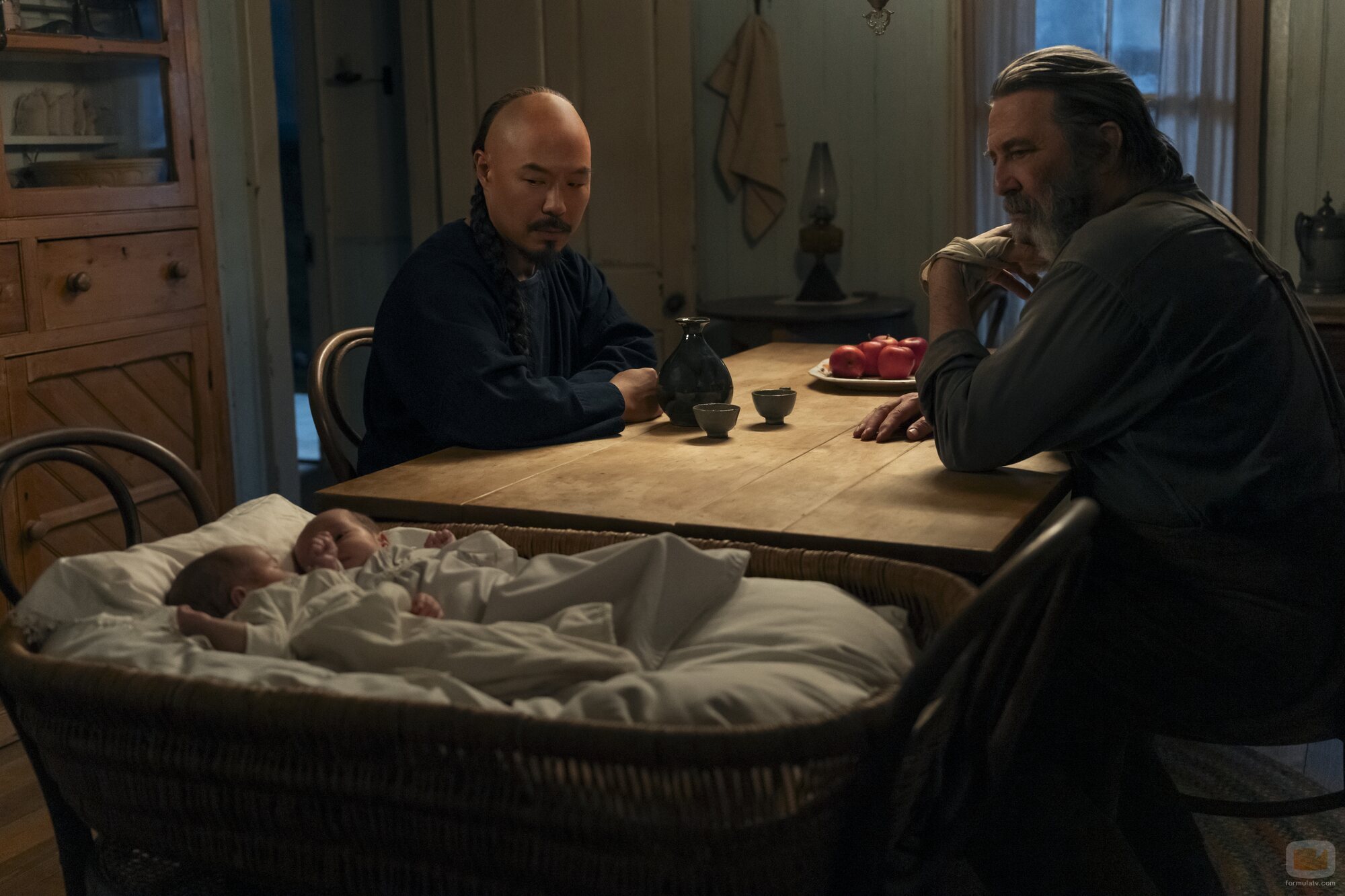 Ciarán Hinds y Hoon Lee en 'En el valle' de 'Al este del Edén'