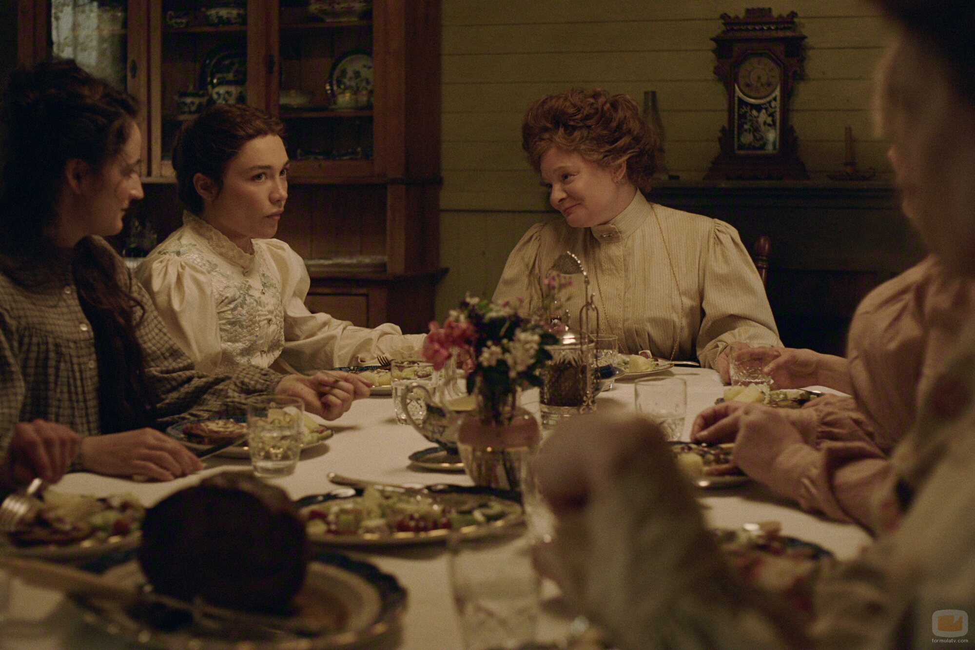 Florence Pugh y Martha Plimpton en el 1x04 de 'Al este del Edén'
