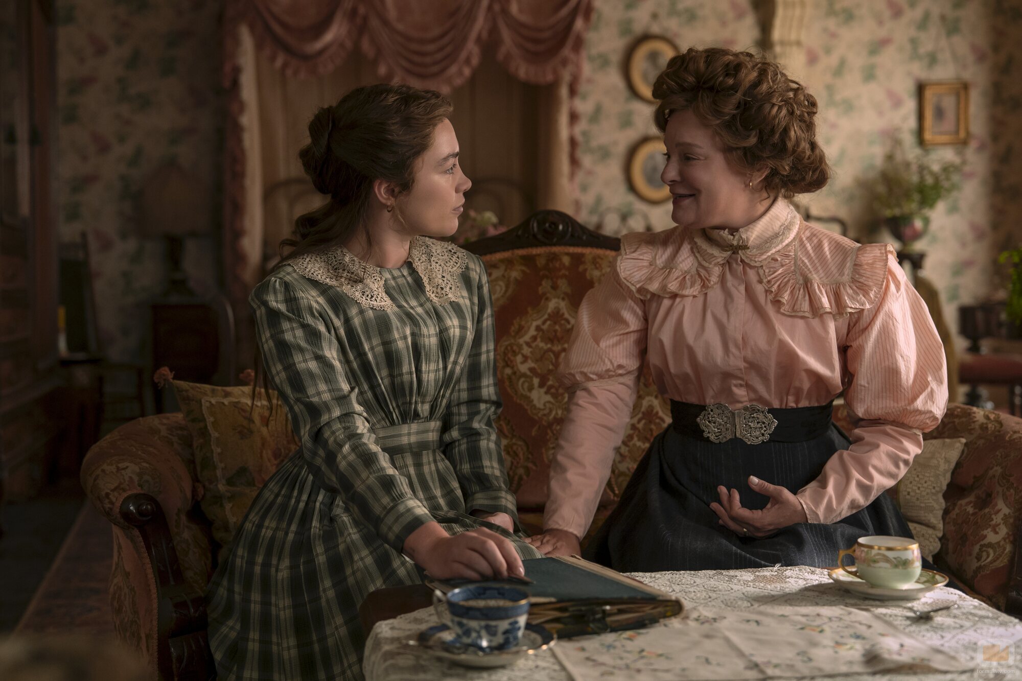 Martha Plimpton y Florence Pugh en 1x04 titulado 'Kate' de 'Al este del Edén'