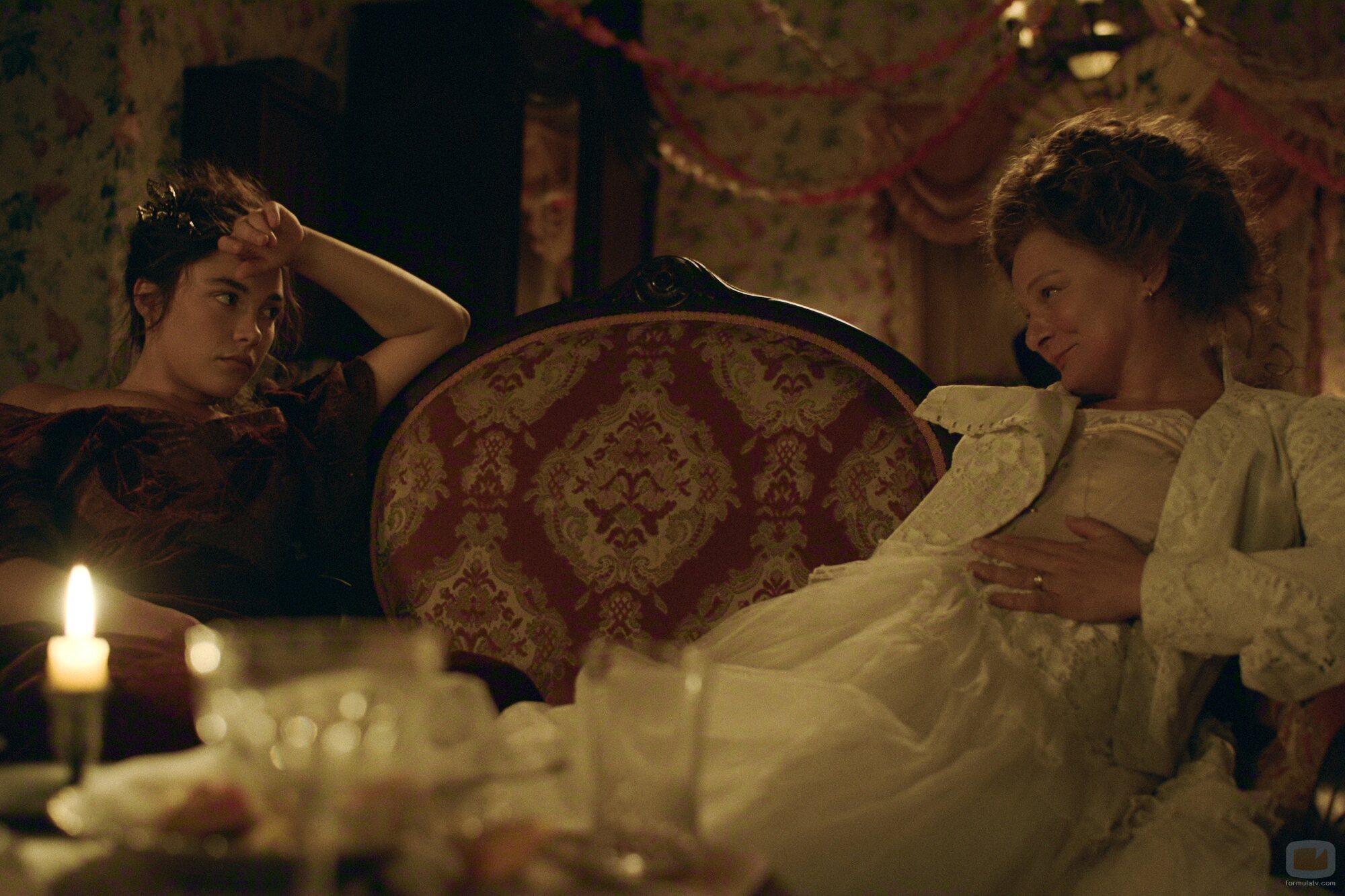 Martha Plimpton y Florence Pugh en 1x04 'Kate' de 'Al este del Edén'
