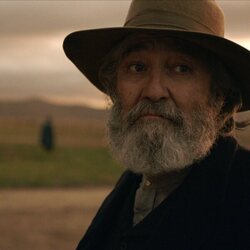 Ciarán Hinds en 'Partida' de 'Al este del Edén'
