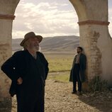 Christopher Abbott y Ciarán Hinds en 1x05 'Partida' de 'Al este del Edén'