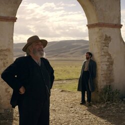 Christopher Abbott y Ciarán Hinds en 1x05 'Partida' de 'Al este del Edén'