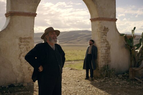 Christopher Abbott y Ciarán Hinds en 1x05 'Partida' de 'Al este del Edén'