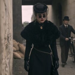 Florence Pugh en 1x06 titulado 'El gran intento' de 'Al este del Edén'