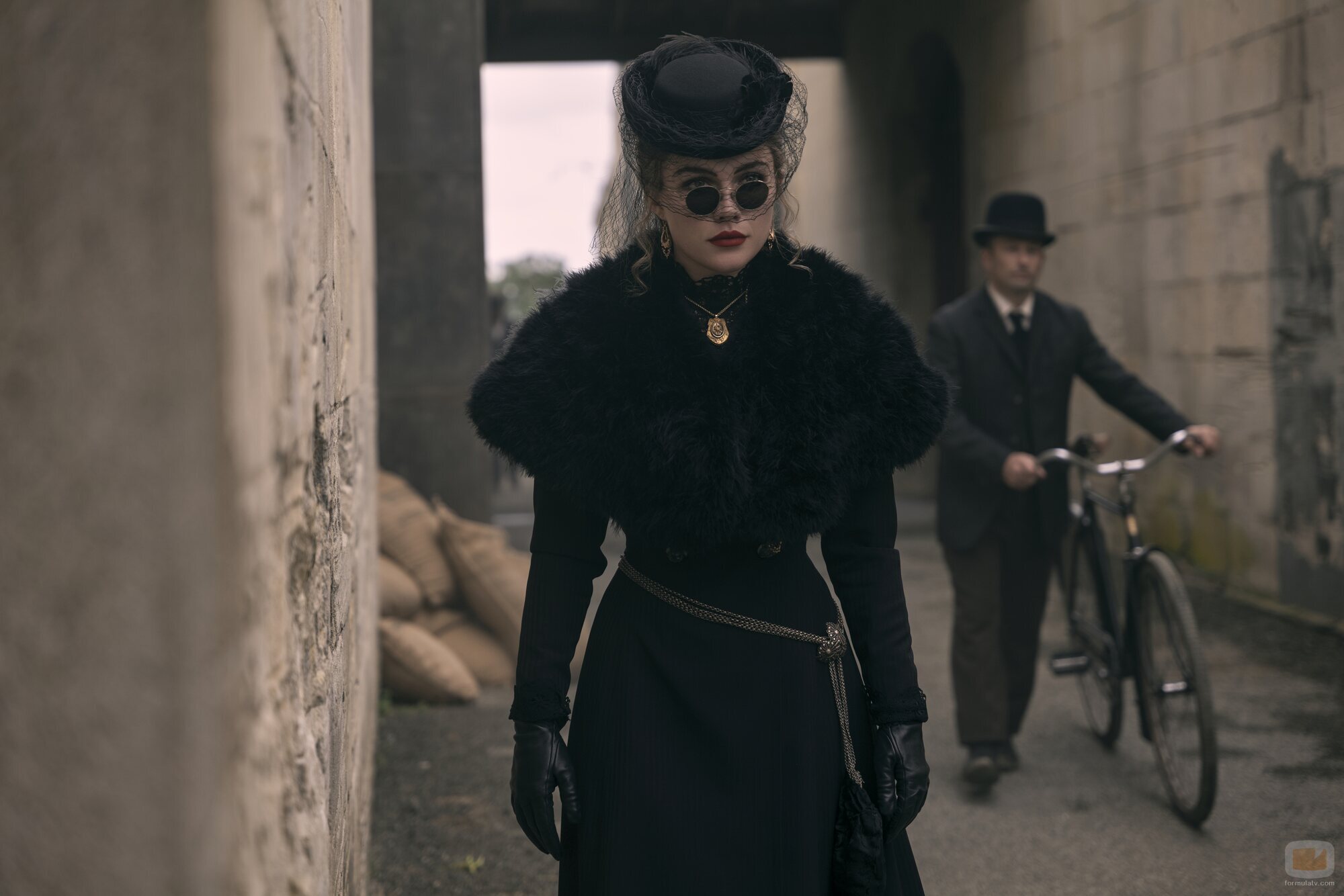 Florence Pugh en 1x06 titulado 'El gran intento' de 'Al este del Edén'
