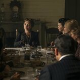 Imagen de Florence Pugh en 1x06 titulado 'El gran intento' de 'Al este del Edén'