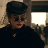 Plano de Florence Pugh en 1x06 titulado 'El gran intento' de 'Al este del Edén'