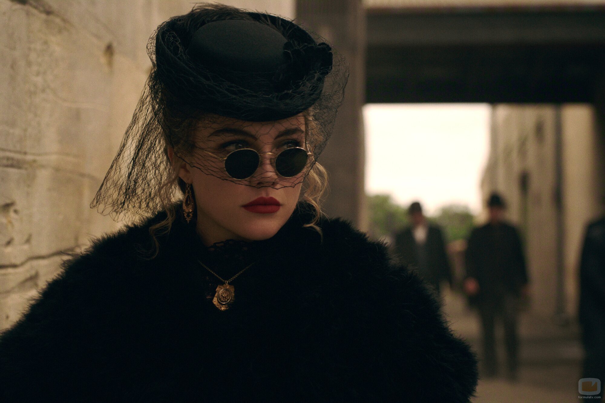 Plano de Florence Pugh en 1x06 titulado 'El gran intento' de 'Al este del Edén'