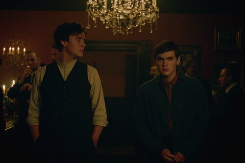 Captura de Joseph Zada en el 1x07 de 'Al este del Edén'