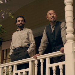 Hoon Lee y Christopher Abbott en el 1x07 de 'East of Eden'