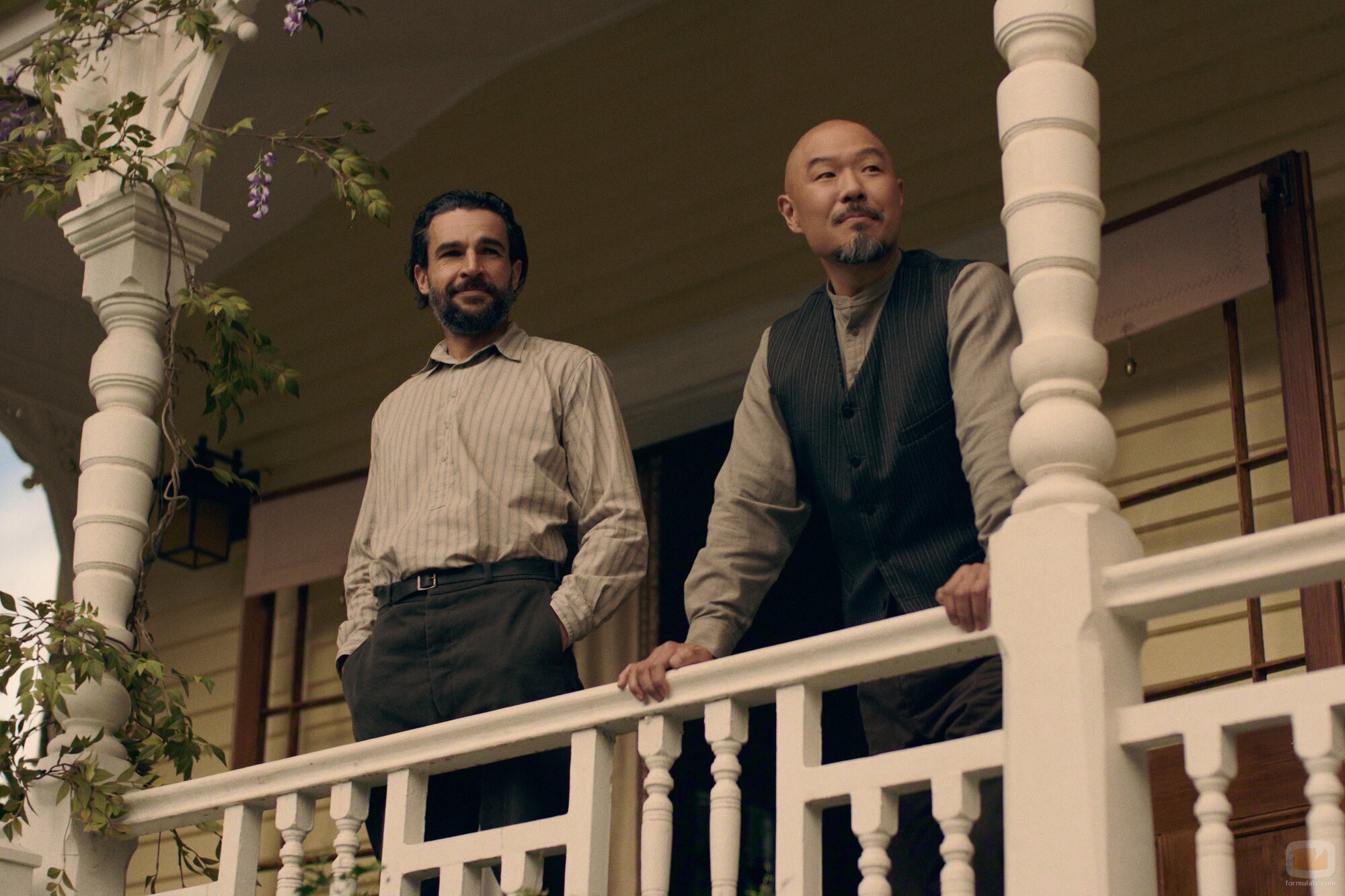 Hoon Lee y Christopher Abbott en el 1x07 de 'East of Eden'