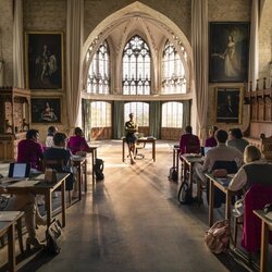 Capítulo 2 titulado 'La nobleza nos obliga' de 'Maxton Hall: Un mundo entre nosotros'