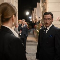 Fedja van Huêt en 1x04 'El momento de la verdad' de 'Maxton Hall: Un mundo entre nosotros'